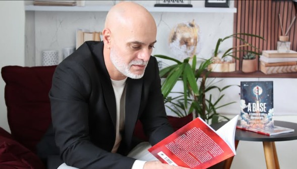 Jorge Pereira lendo seu livro 'A Base'